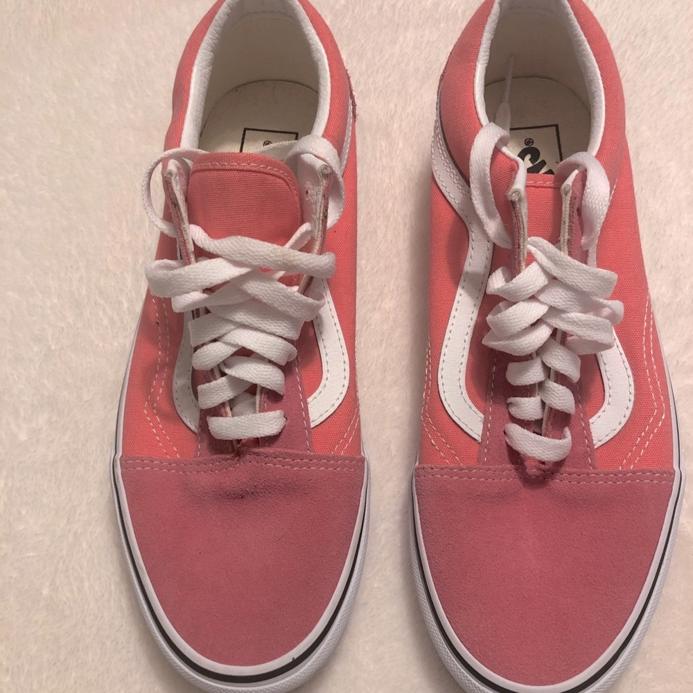 Women’s size 9  Vans Pink Old Skool.